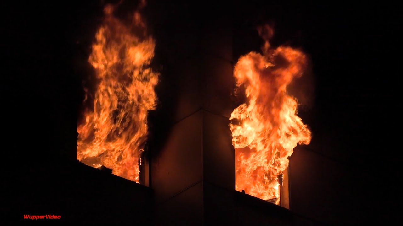 Flammen schlagen aus Wuppertaler Hochhaus - Großeinsatz für die Feuerwehr Wuppertal | 30.12.2019