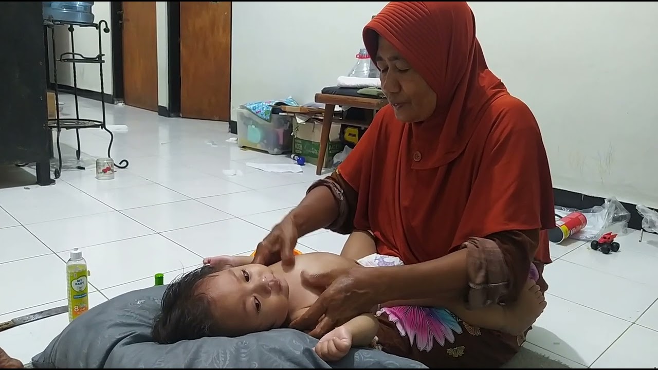 Alesha pijat bayi...Nangis kejer awalnya...tp lama-lama 