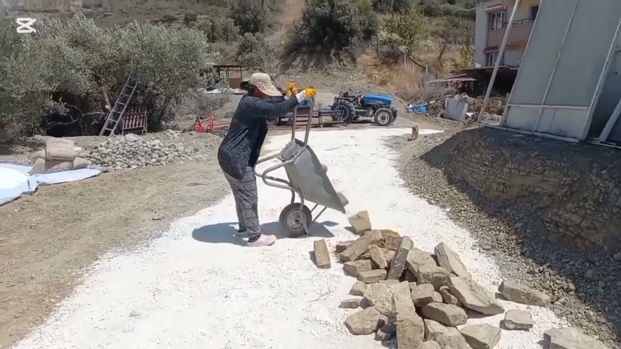 Bahçeden çıkan taşlarla konteyner etrafına duvar örüyorum