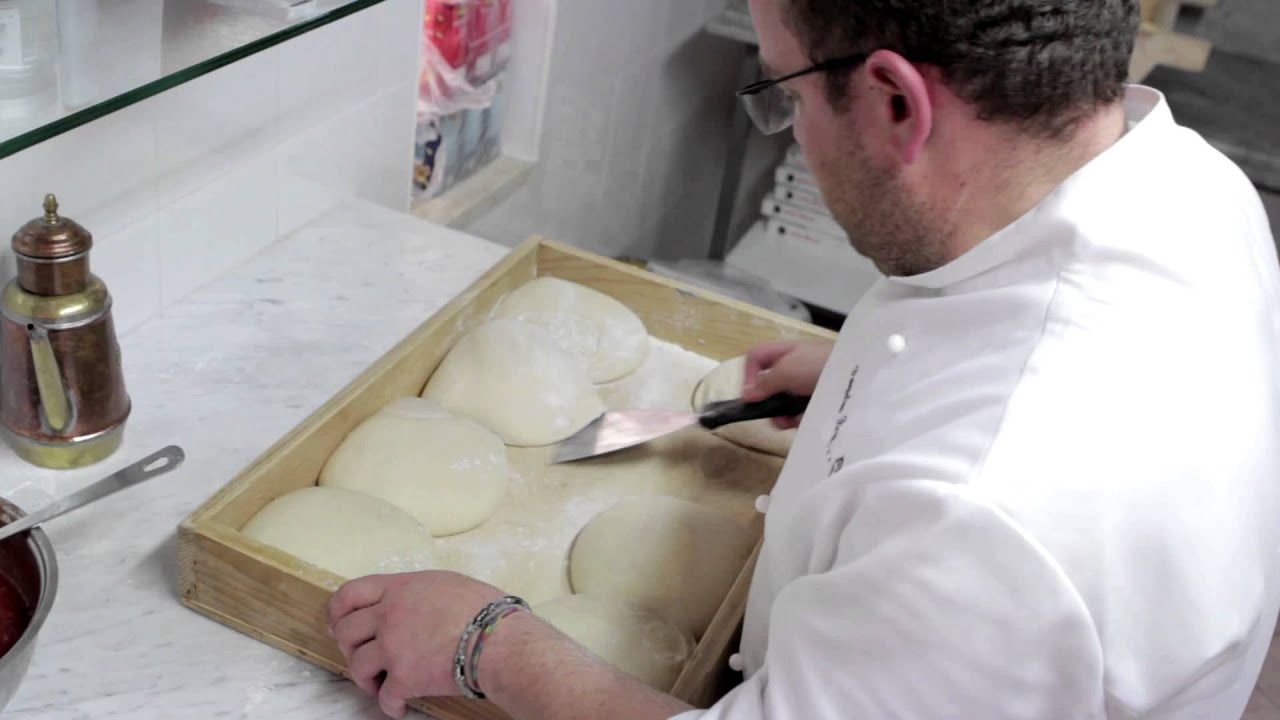 Pizza dough: video recipe of pizza Margherita