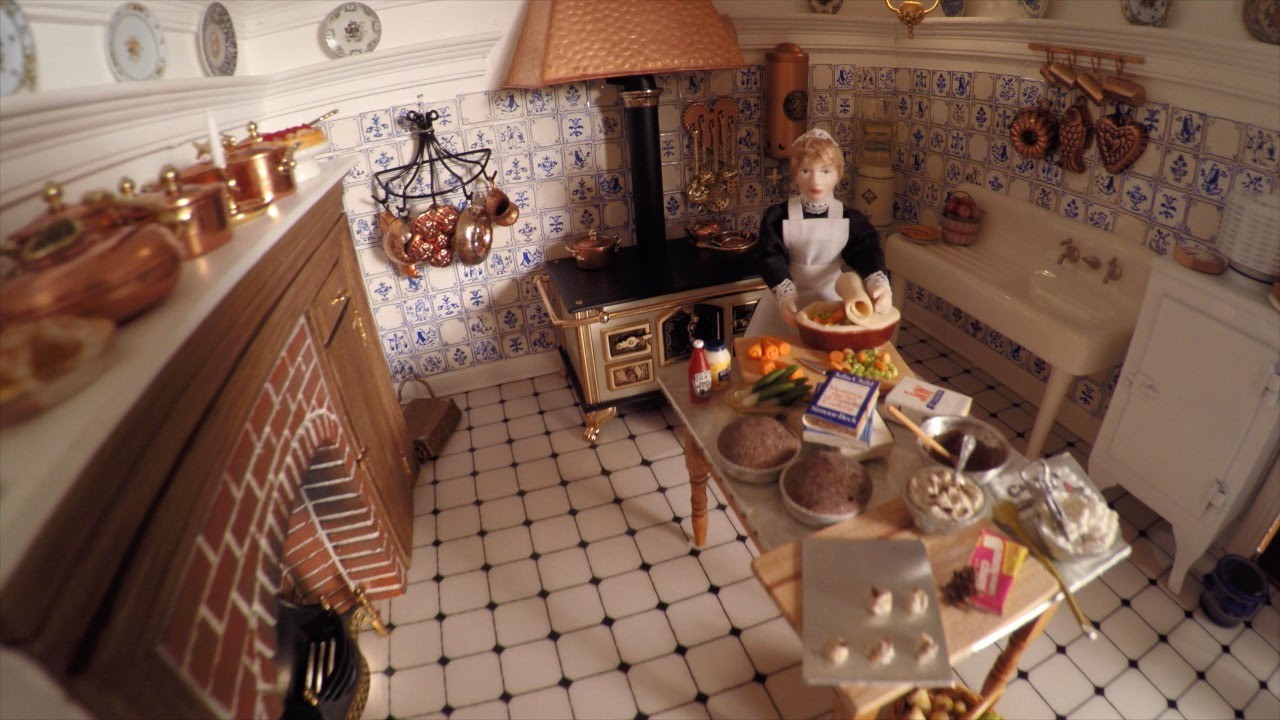 Students restore dollhouse mansion at Winterthur