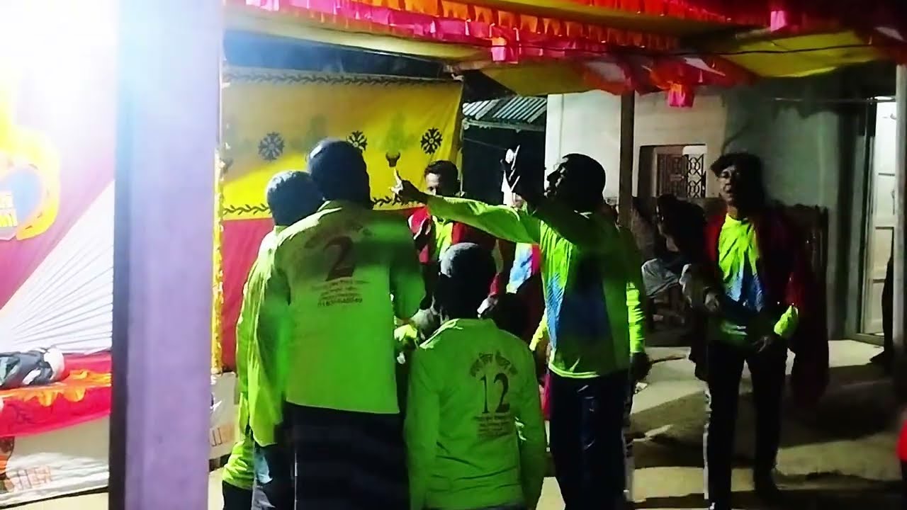 ঐতিহ্যবাহী পুরনো দিনের গীত গাওয়া হচ্ছে