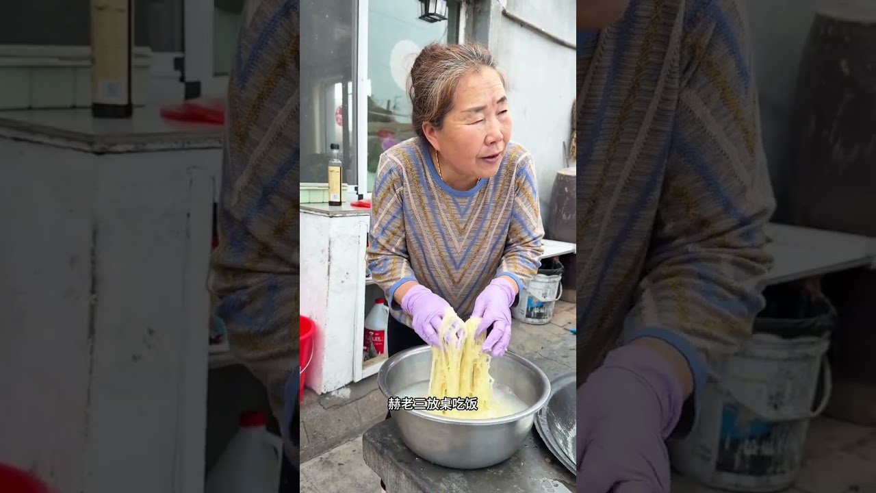 这天太热了看看俺老婆婆做的酸甜口拌冷面吃一口太哇塞了！#记录我的农村生活 #乡村美食