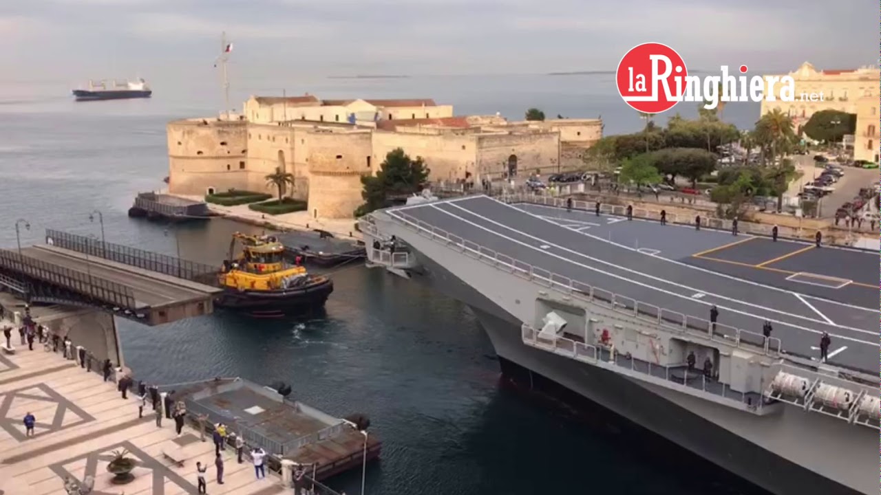 Taranto, il Cavour lascia il Mar Piccolo