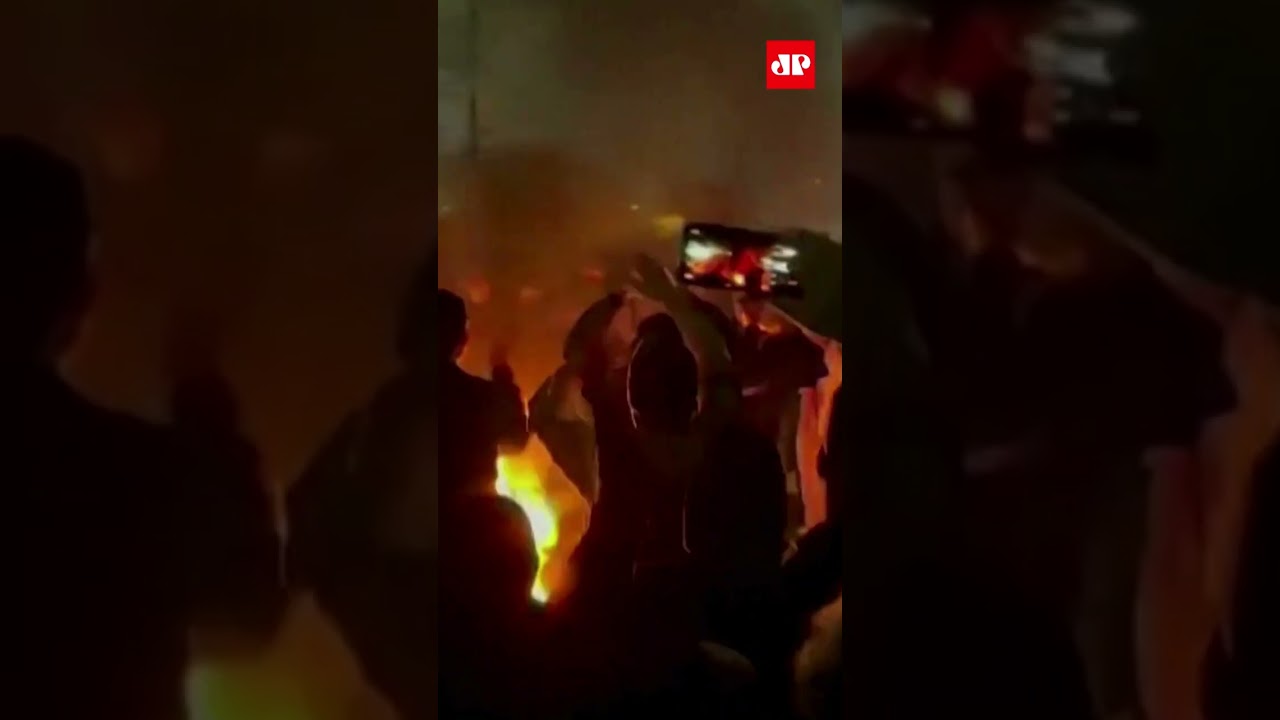 Mulheres queimam hijab em protesto contra o governo no Ir&atilde; #shorts