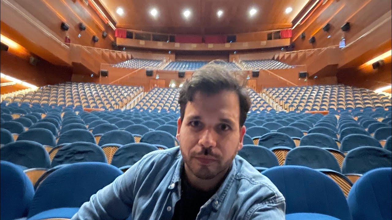 Luis Gomes sings at Kursaal San Sebasti&aacute;n