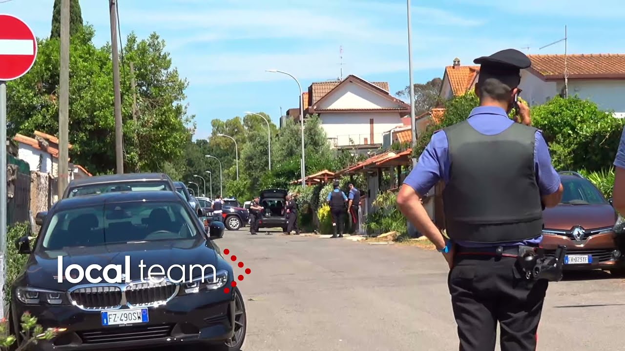 Ardea, elicotteri carabinieri sorvolano casa dell'uomo barricato