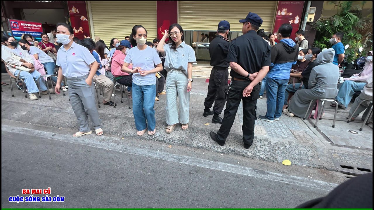 CĂNG KHỦNG KHIẾP XẢY RA CHUYỆN GÌ VẬY? DÂN KÉO VÂY KÍN TIỆM VÀNG KHU CHỢ BÀN CỜ QUẬN 3 - SÀI GÒN