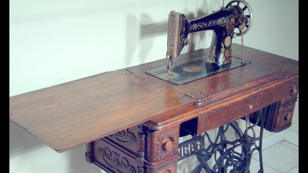 1910 Singer - Treadle Sewing Machine - working demonstration