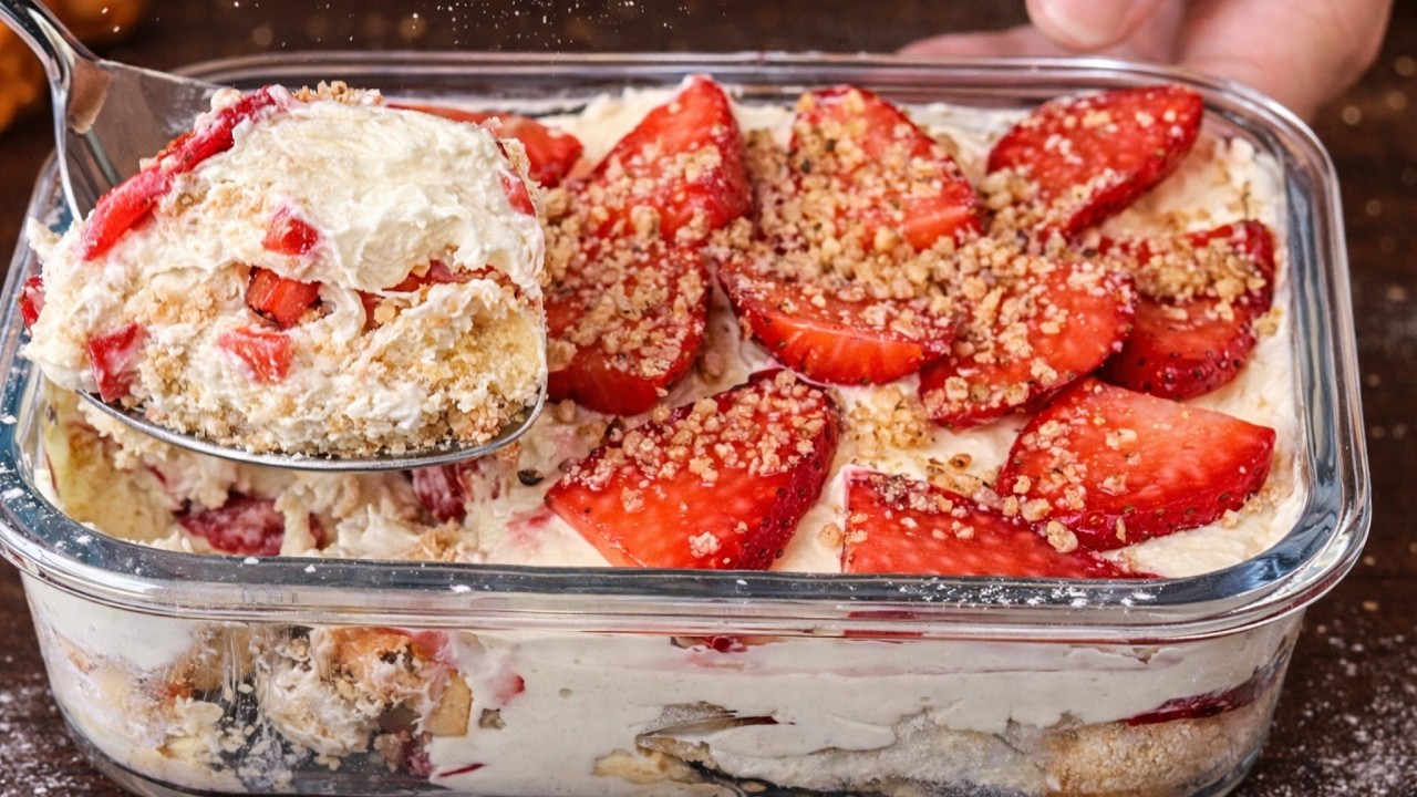 Erdbeer-Tiramisu ohne Ofen in 10 Minuten. Mischen Sie einfach Erdbeer und Creme.