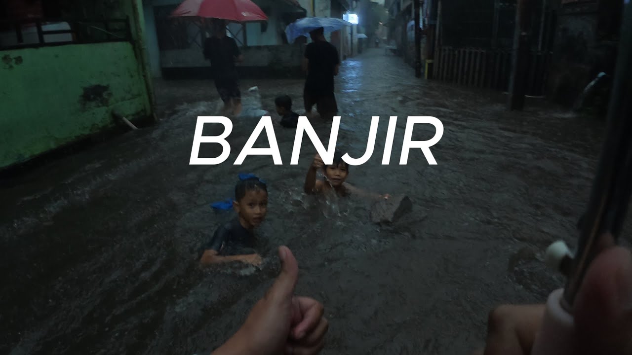 Jalan sore di tengah banjir Jakarta