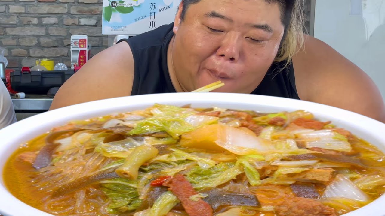 粉丝到访超有排面！猴哥精心烹制大锅菜，软烂入味香气扑鼻，好吃到停不下来！【胖猴仔】
