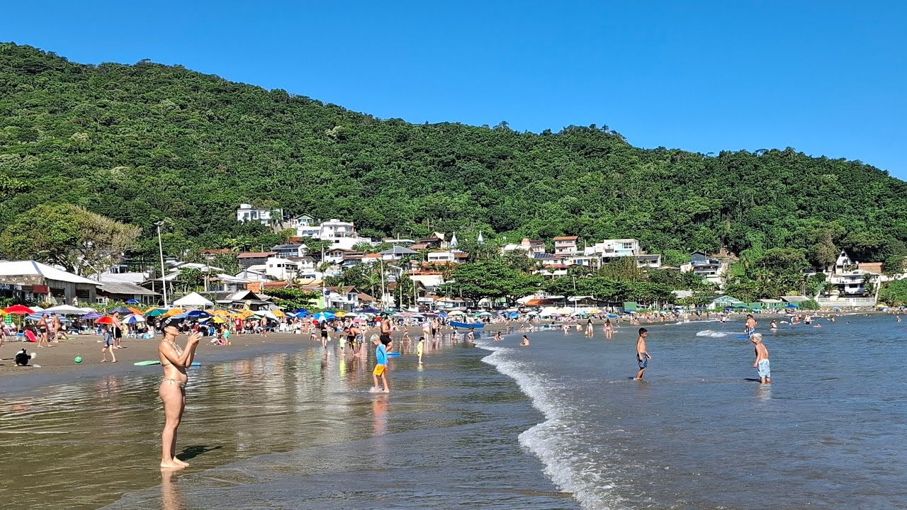 Praia São Miguel em Penha SC..Lotada demais..Temporada 24/25