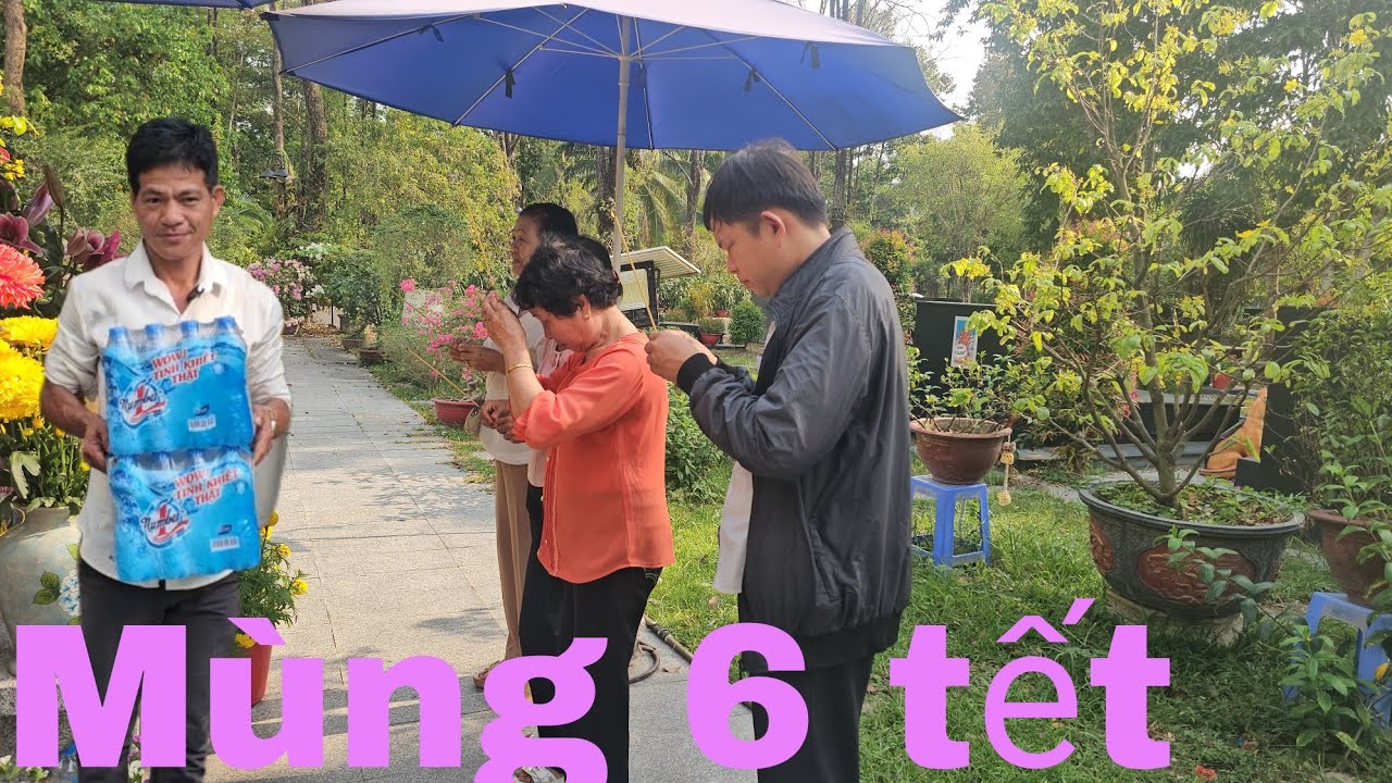 Chiều mùng 6 tết khán giả đến viếng mộ nghệ sĩ ưu tú Vũ Linh rất đông 