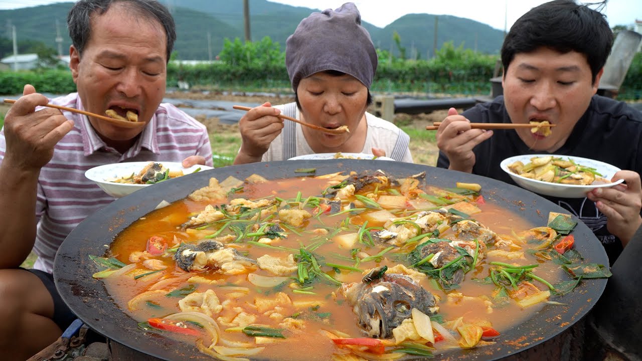 Острое тушеное мясо из рыбы с суджеби (ручное тесто) - шоу еды Мукбанга.