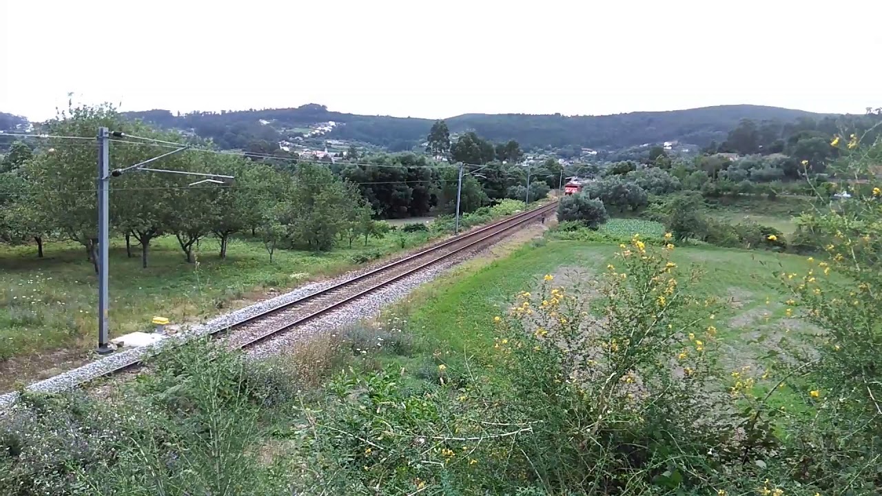 A 2601 e as renovadas carruagens Sorefame na passagem em Santa Lucr&eacute;cia de Aguiar, PK 63! Especial