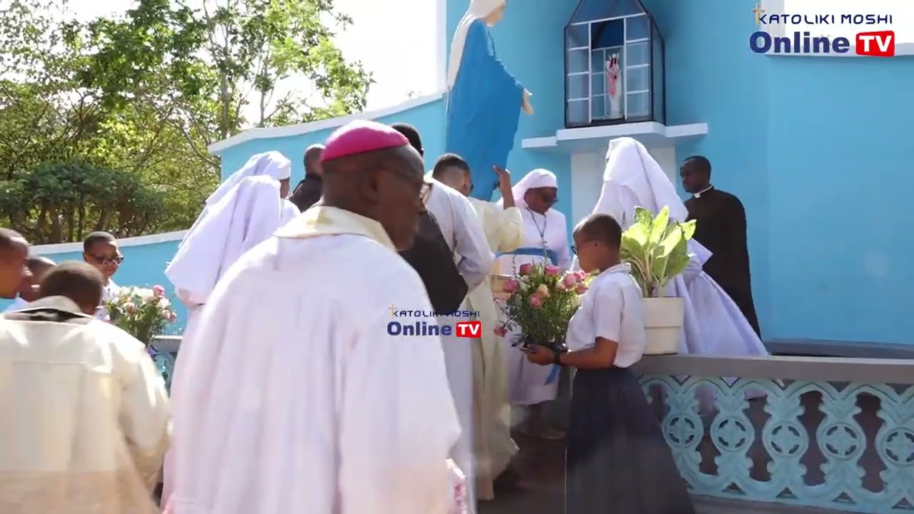 TAZAMA SANAMU YA MAMA BIKIRA MARIA IKIWASILI KTK KITUO CHA HIJA KTK PAROKIA YA MT.MATAYO KIROKOMU