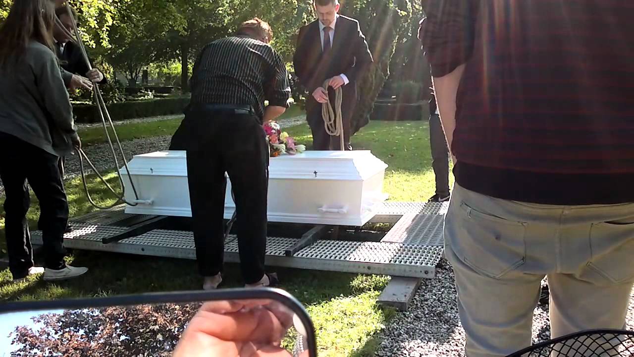 Min mor bæres hen og sænkes i graven.mp4