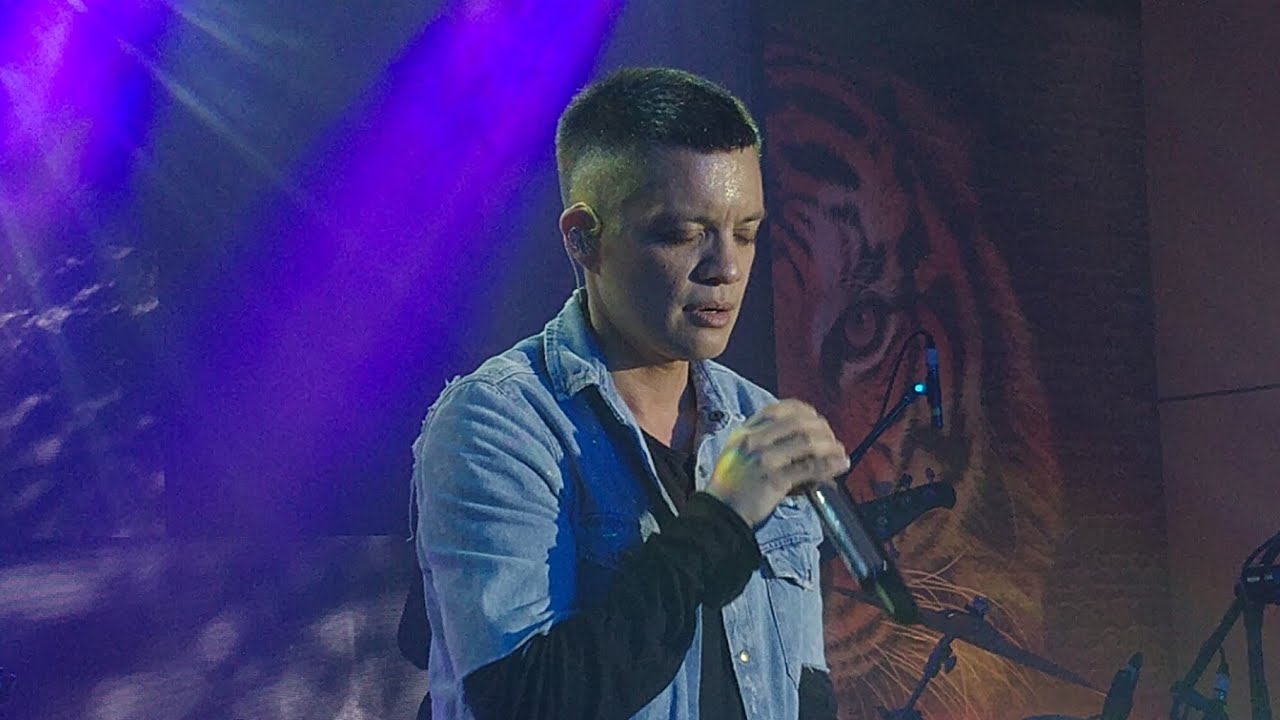 Bamboo performs Oasis hit song 