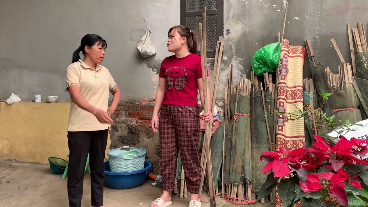 Bà thích hả?Mụ Phượng hoảng sợ khi dồn tiền vào đường cùng.