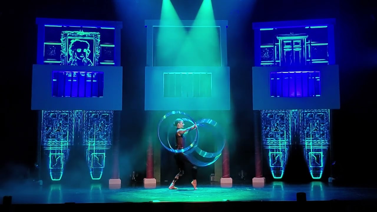 Lisa Stampfl - Hula Hoop Act