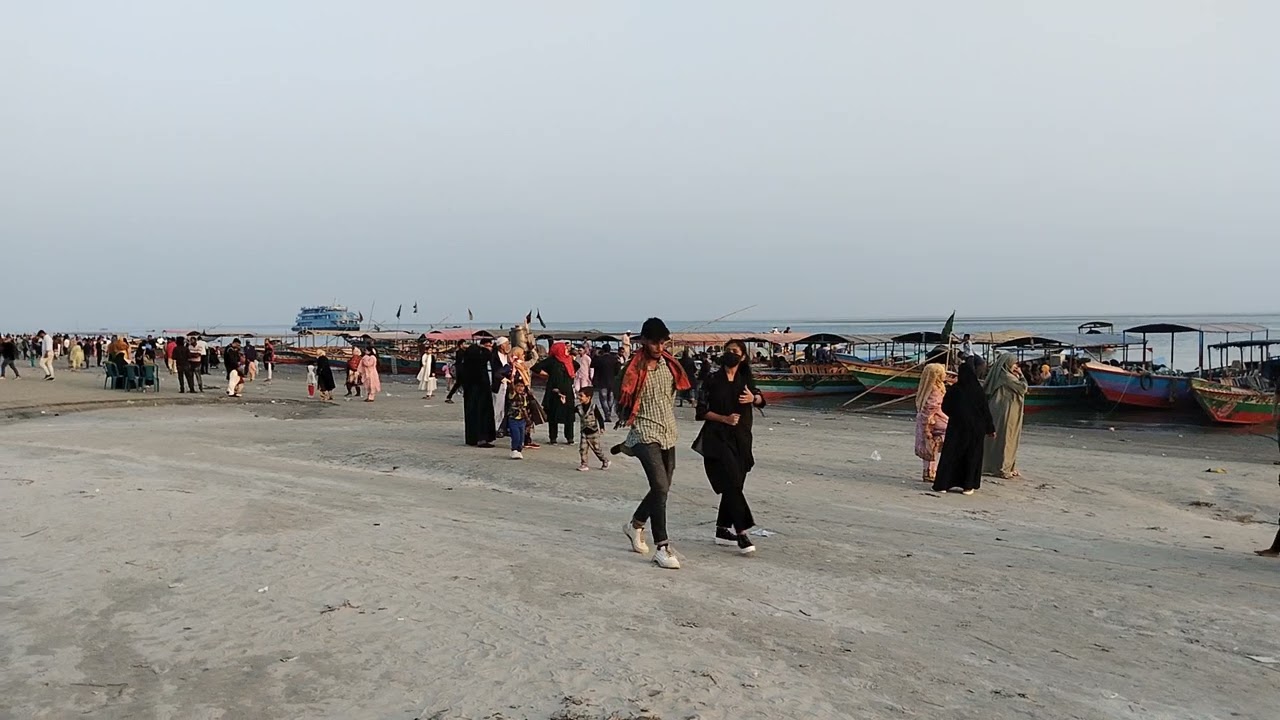 ছুটি দিনে ঢাকা শহরে সব মানুষ মাওয়া ঘাটে 