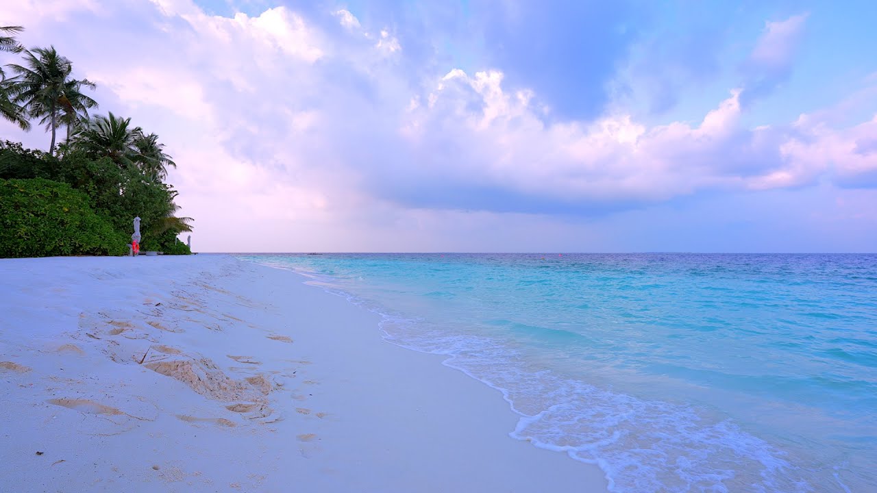 Maldives Atoll 🏝 Turquoise Ocean off Maamunagau Island. Ocean waves 4K Ultra HD