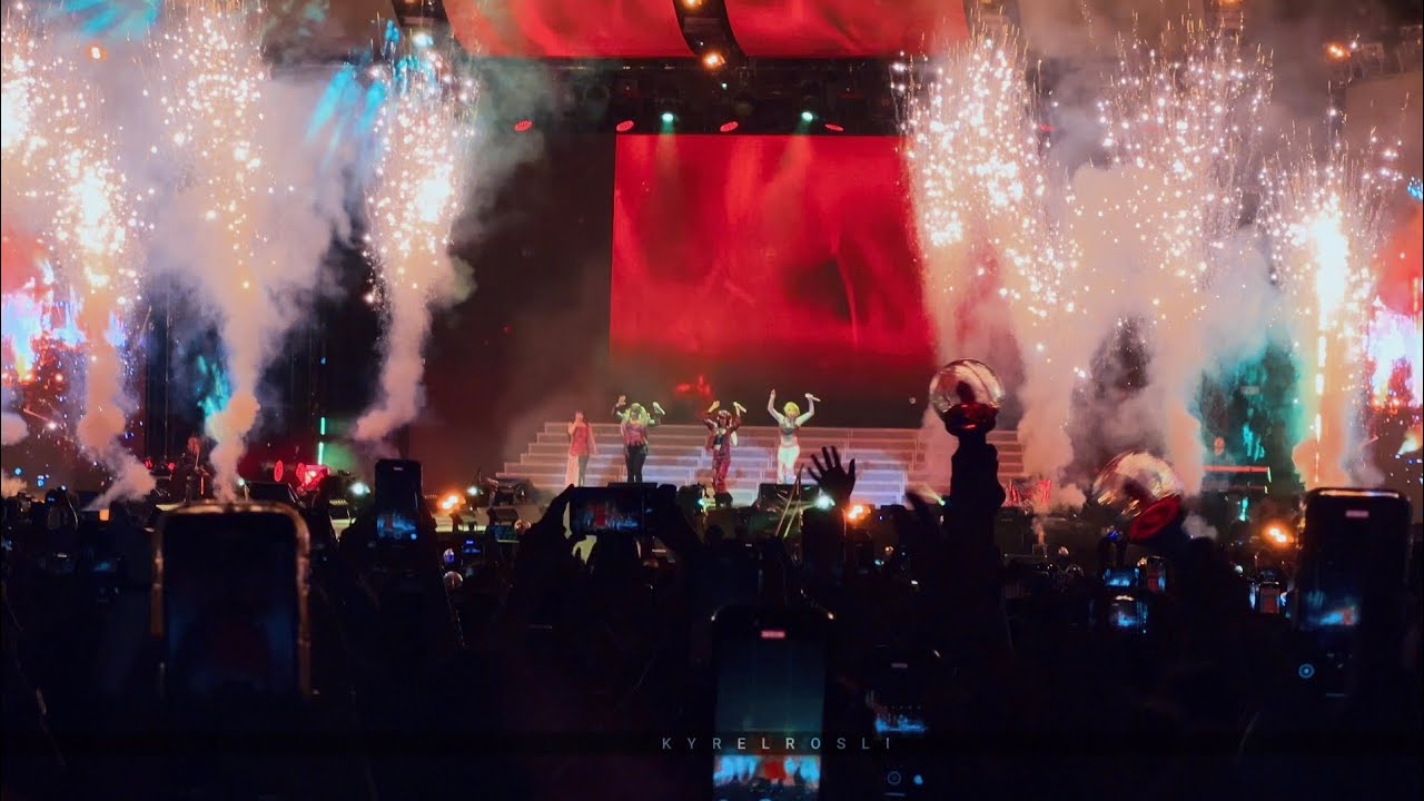 #2NE1 WELCOME BACK in Kuala Lumpur: Opening + Fire