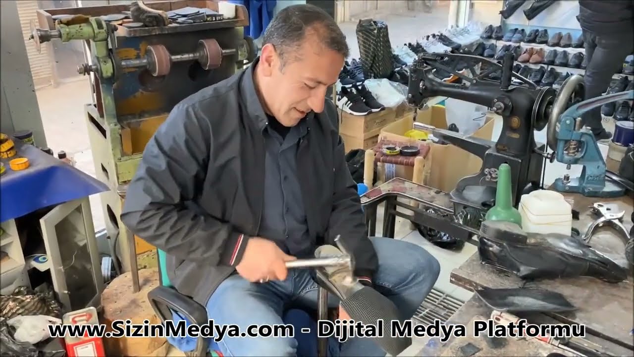 Midyat'ta Nazım Düzenli, 27 yıldır ayakkabı tamir ediyor