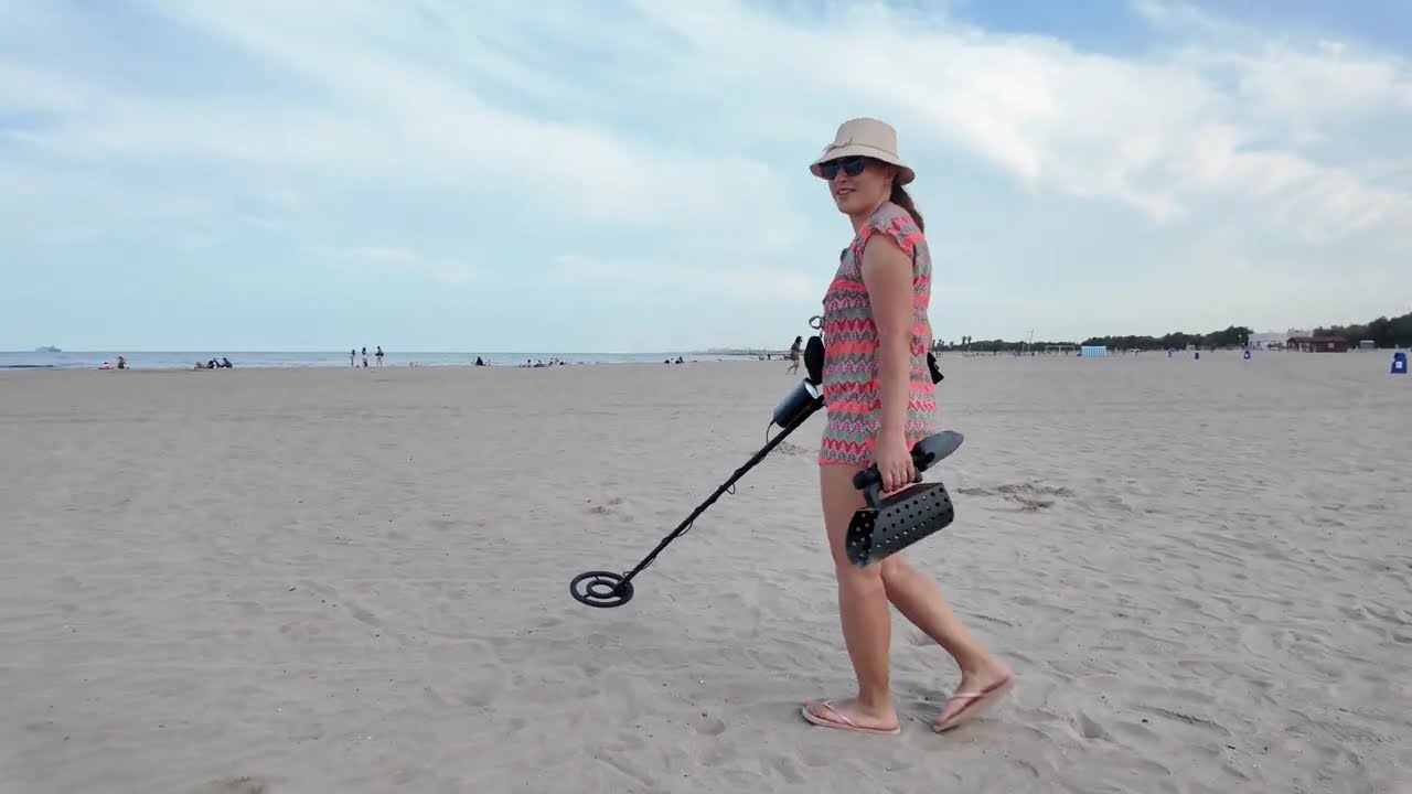 Metal Detecting Paradise: Beach  Day Hunt Unearths Buried Treasure! 🏖️