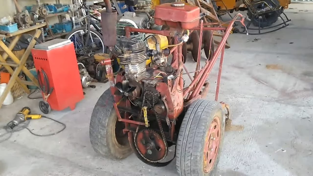 Cultivador caseiro com motor de moto.