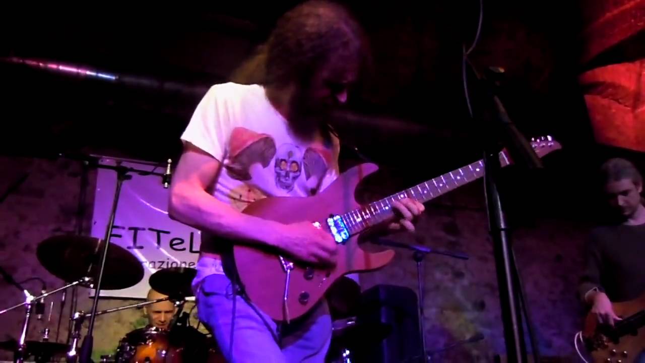 Guthrie Govan - Fives (live)