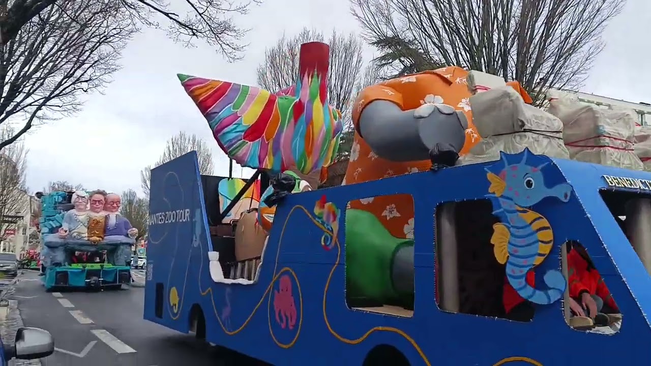 le carnaval de Nantes en route pour la place Foch cathédrale à Nantes