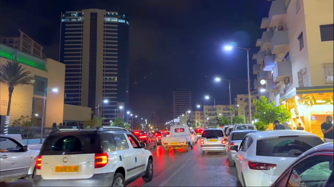 وهران: شاهد أجواء صيف 2025 ليلا في حي العقيد لطفي
