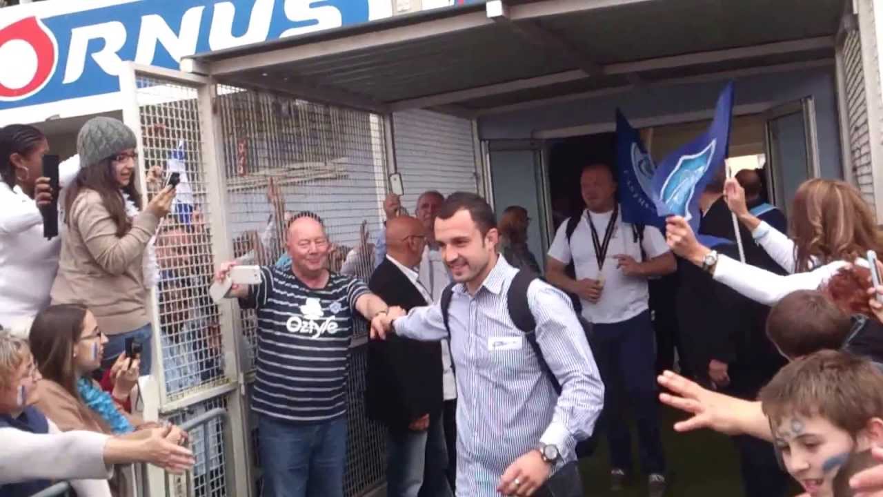 L'équipe du Castres Olympique entre dans le stade Pierre-Antoine avec le Brennus