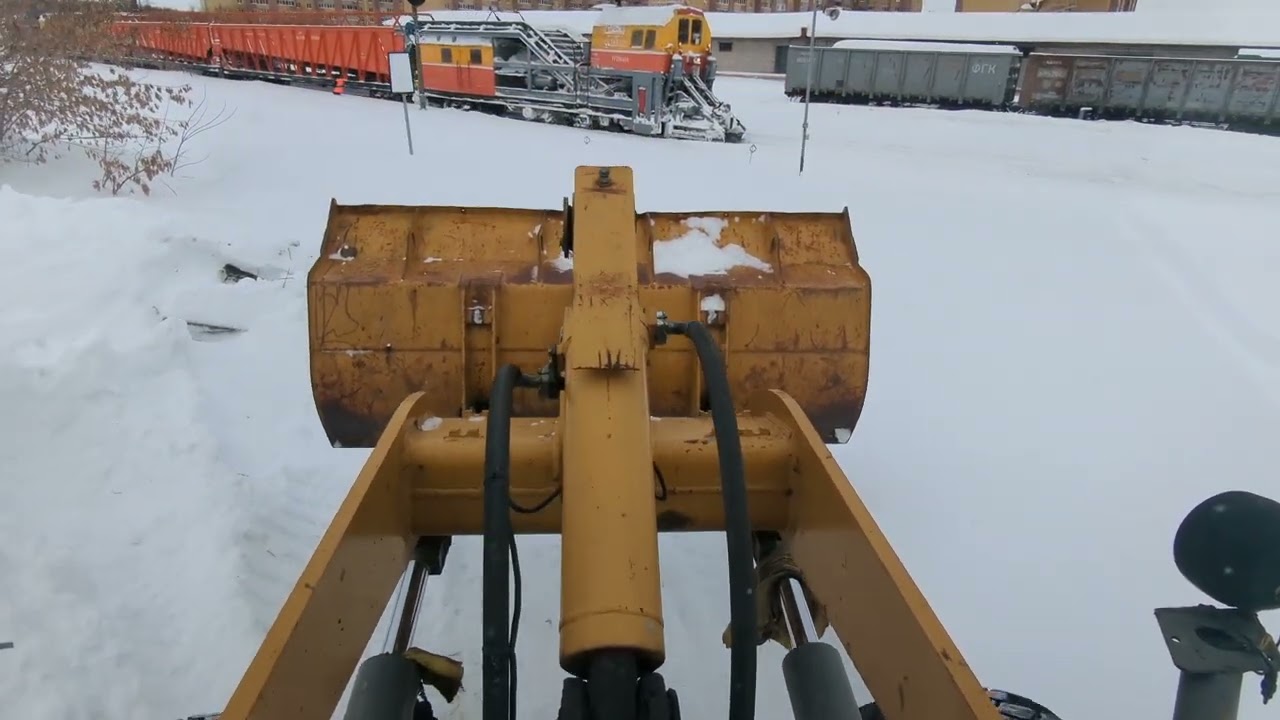 Расчищают железную дорогу 🚉🚈