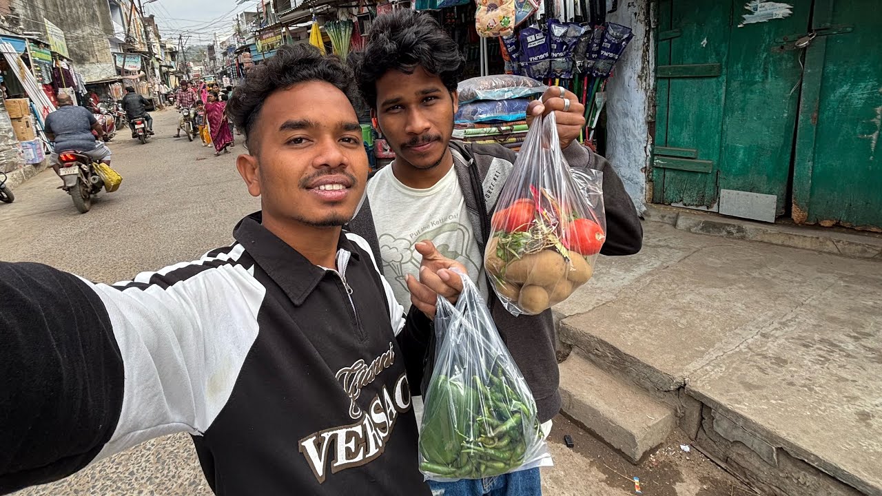 सब्ज़ियां खरीदने के लिए बाज़ार जा रहे हैं 😍🤣