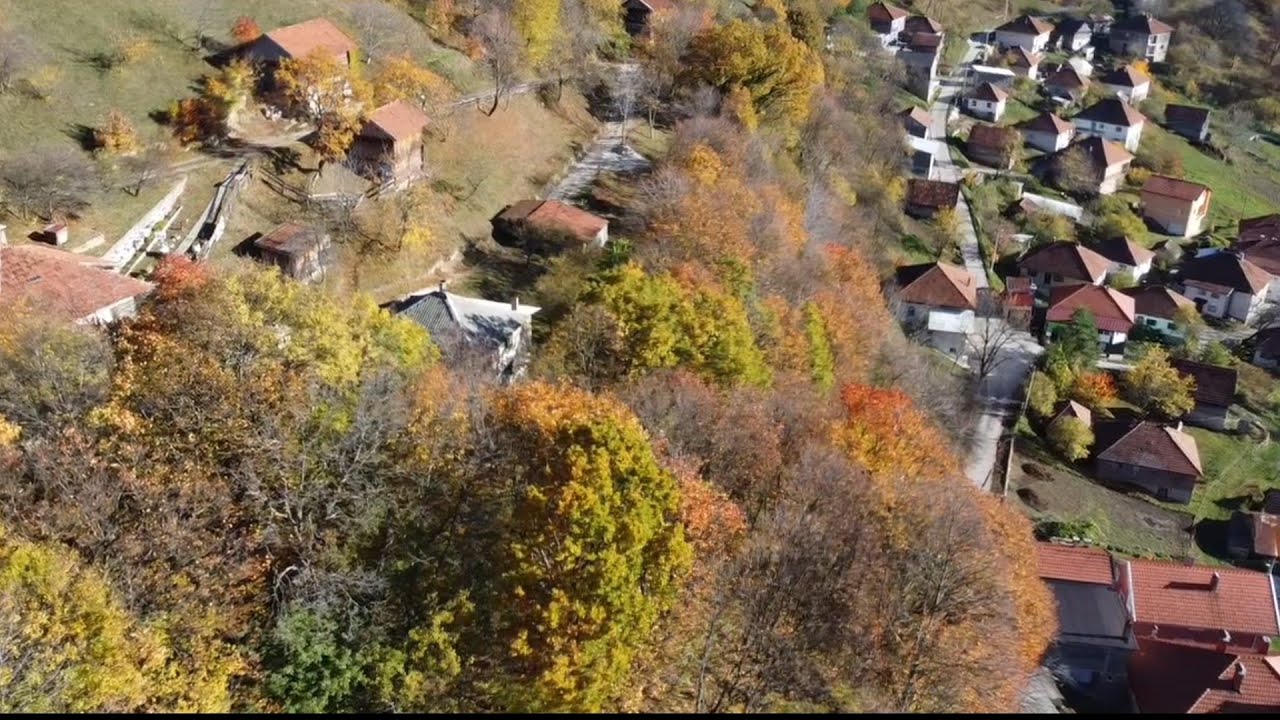 Selo Orahovo u jesenjem ruhu snimak iz zraka dronom
