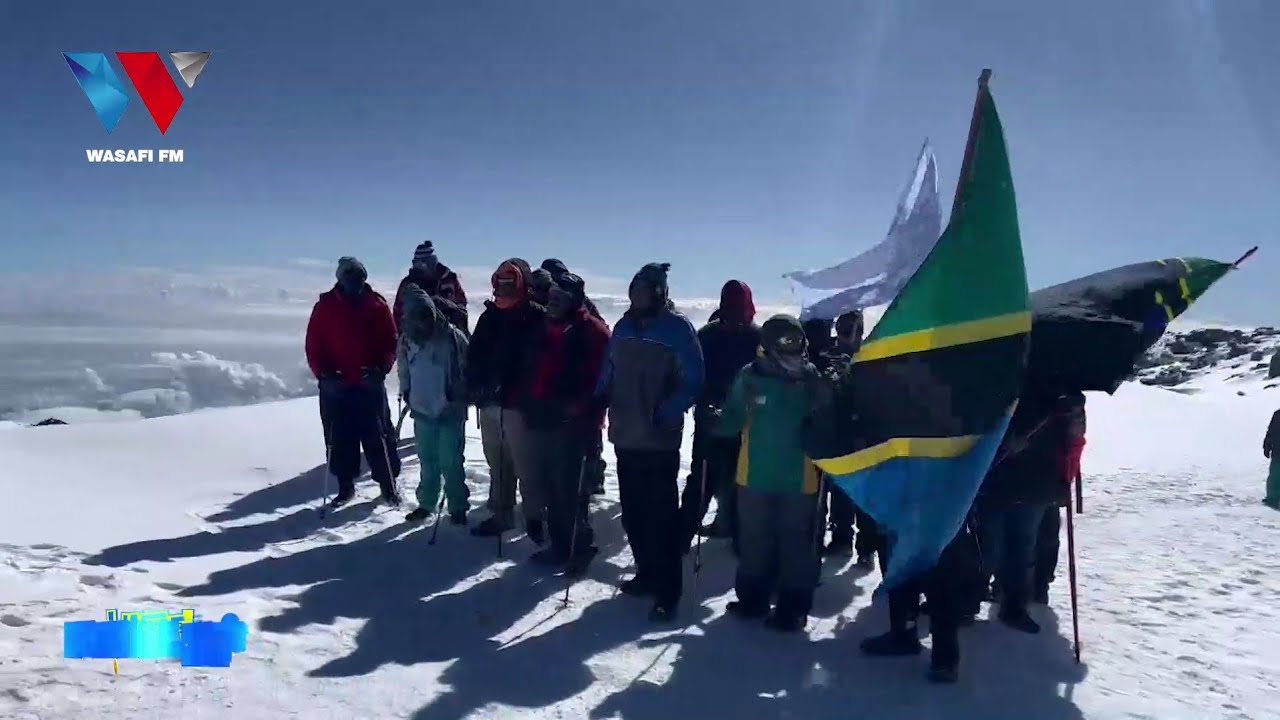 WANAJESHI WAFIKISHA BENDERA YA TANZANIA KILELE CHA MLIMA KILIMANJARO