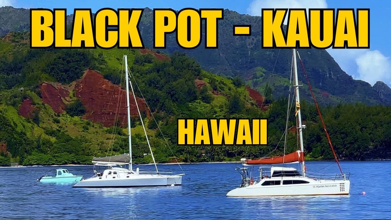 BLACK POT BEACH IN THE HANALEI BAY OF KAUAI, HAWAII
