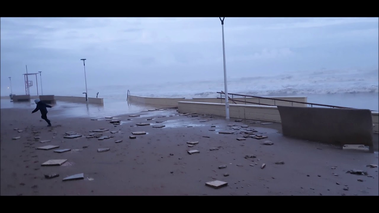 PLAYA BELLREGUARD 20- 01- 2020 DESTROZOS DEL PASEO Y LA PLAYA POR EL FUERTE TEMPORAL GLORIA