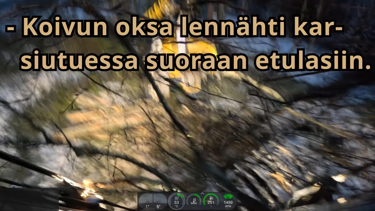Kallion kumpareen päällä hakkaamassa uudistushakkuuta. VR130 Ponsse Scorpion K H7 AC FC