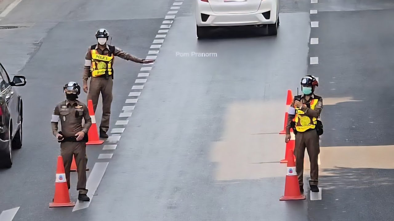 จุดตรวจกวดขันวินัยจราจร สน.พระโขนง ถนนสุขุมวิท ขาออก เต็มระบบ ทุกช่องจราจร ไม่พร้อมอย่าหามา! 