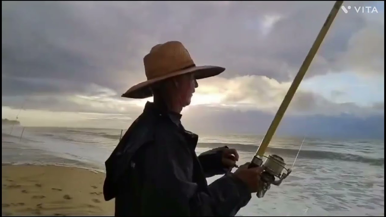 Pescando pampo na praia do Paiva
