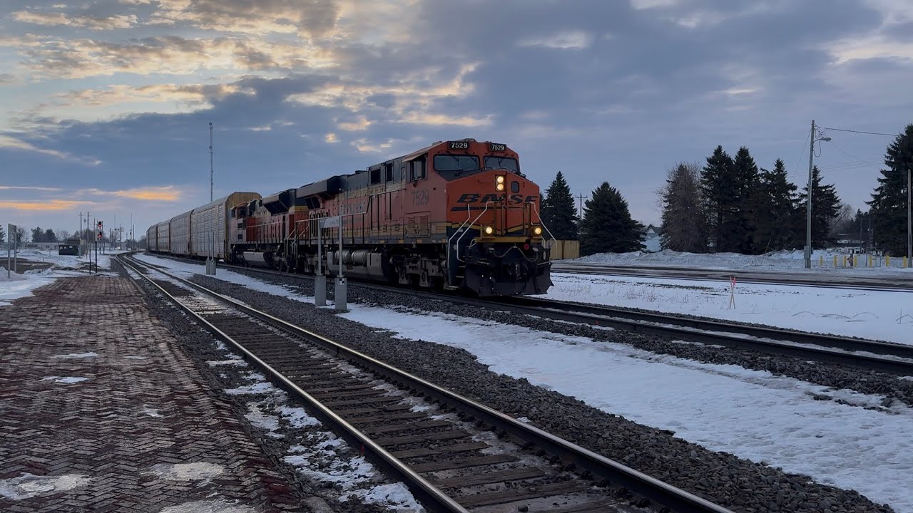 BNSF #7529 & BNSF #9142 lead this WB auto rack. Staples Sub