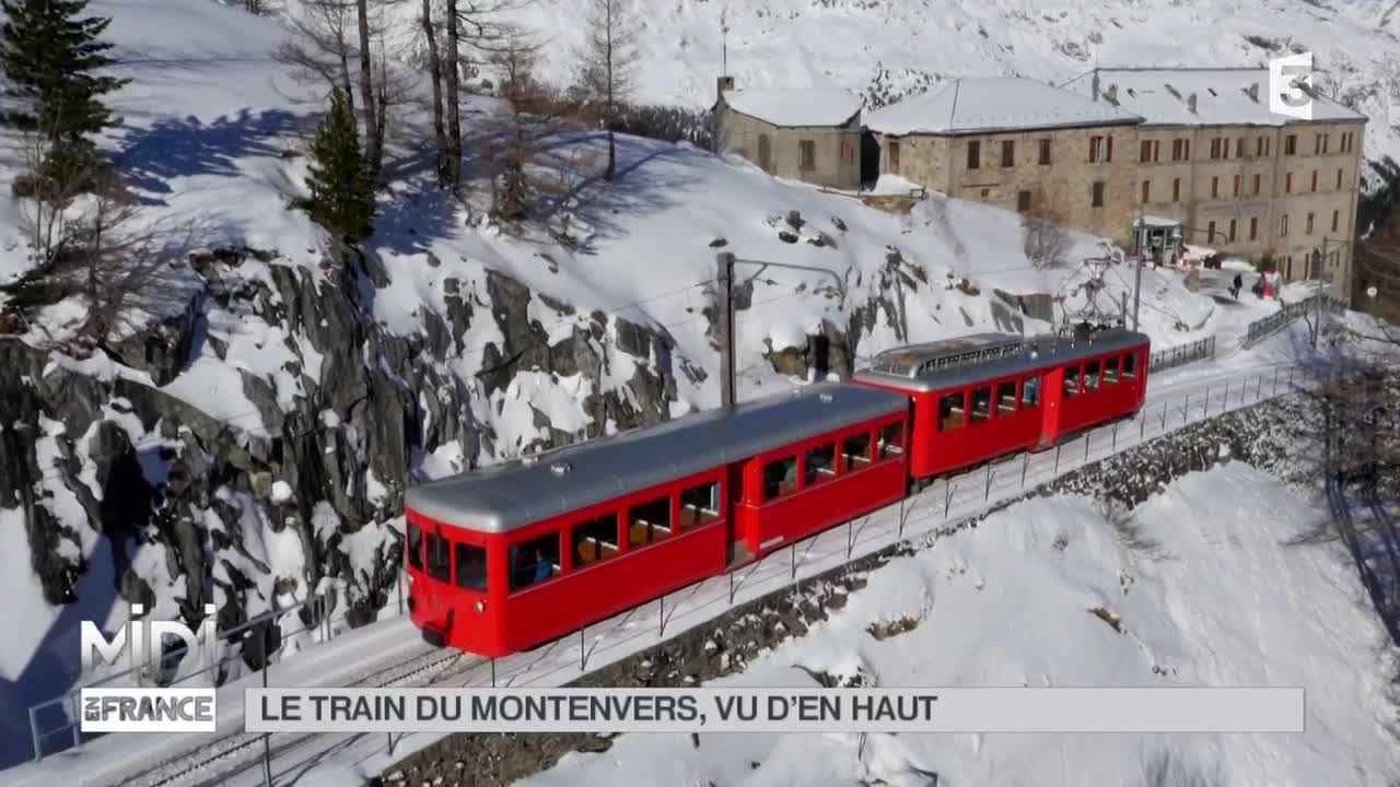 VUE D'EN HAUT : Le train du Montenvers