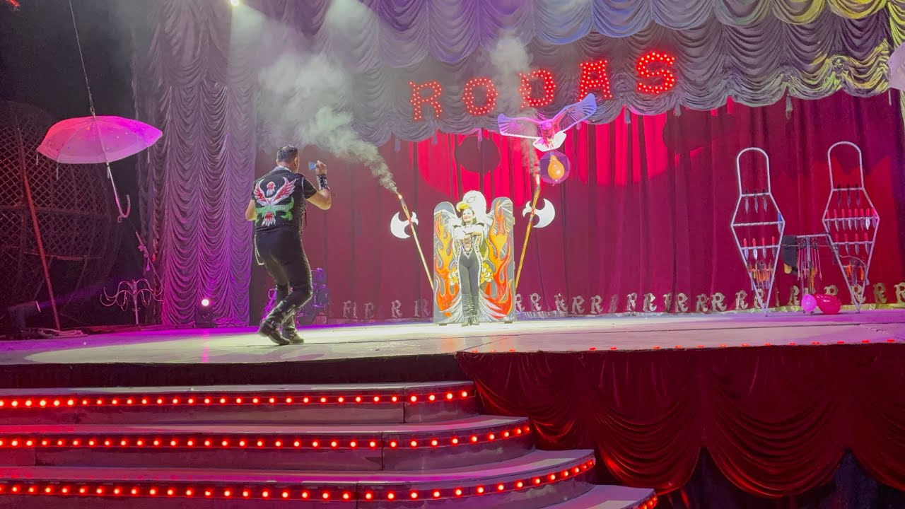 🎯 A un paso del peligro! Así es el impactante show de lanzamiento de cuchillos en el Circo Rodas 😱🎪