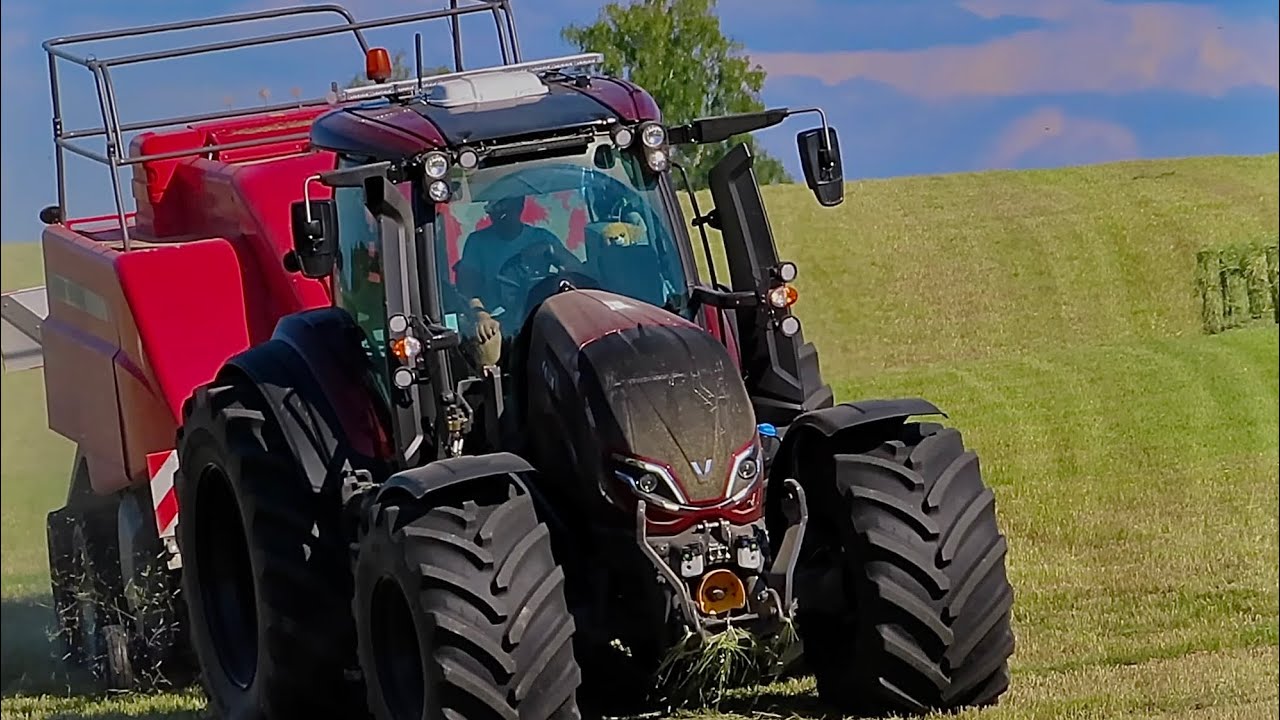 Valtra T 235 & 2X N 174 in first cut