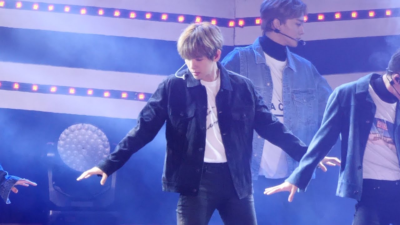 181020 엑소 (EXO) - The Eve 전야 웃음터진  [백현] BAEKHYUN 4K 직캠 Fancam (부산 원아시아 페스티벌) by Mera