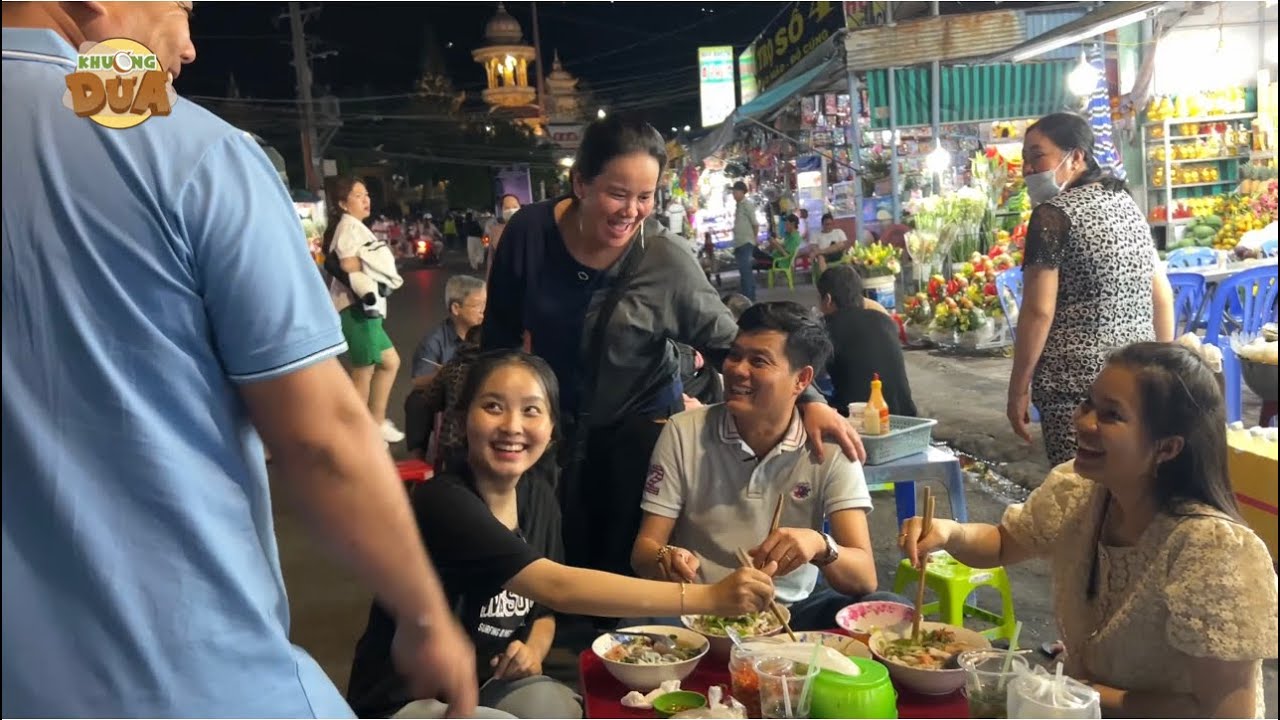 Khương Dừa dẫn hai cháu tham quan chợ đêm Châu Đốc gặp quá trời bà con cô bác thương yêu
